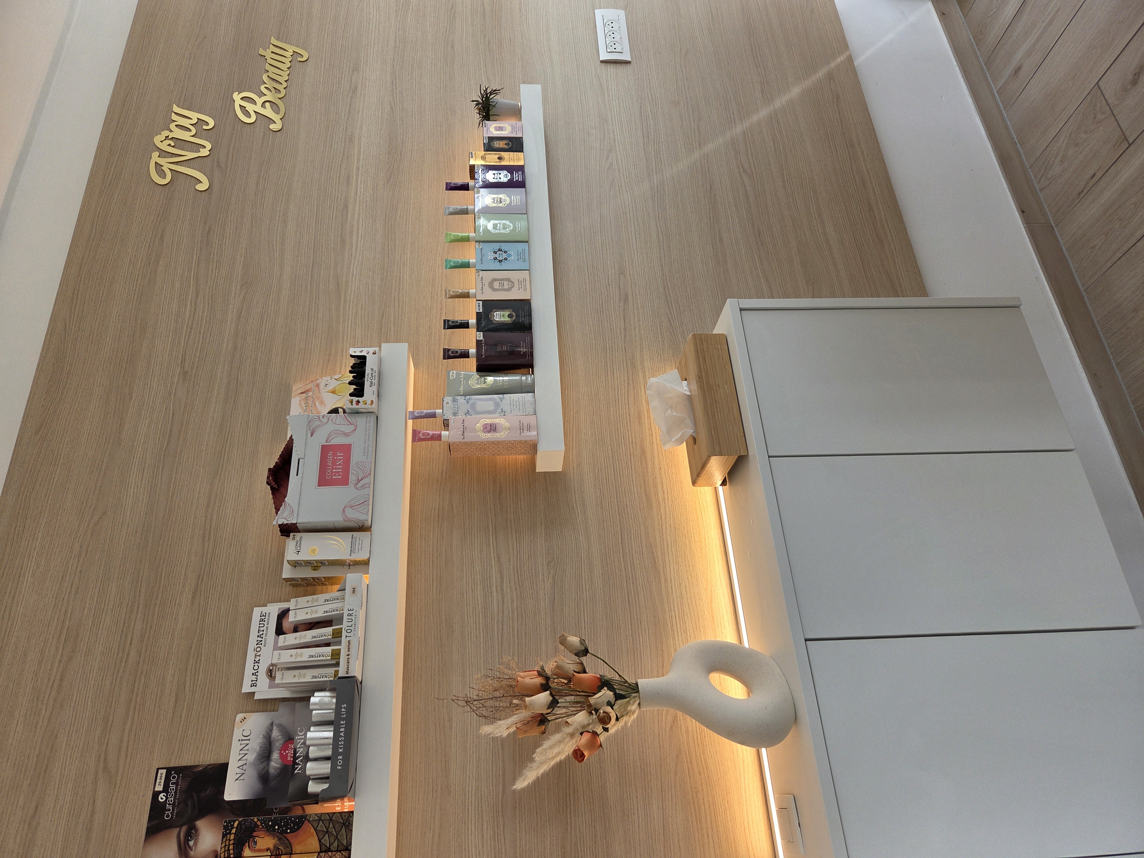 Produits et espace accueil N’joy Beauty