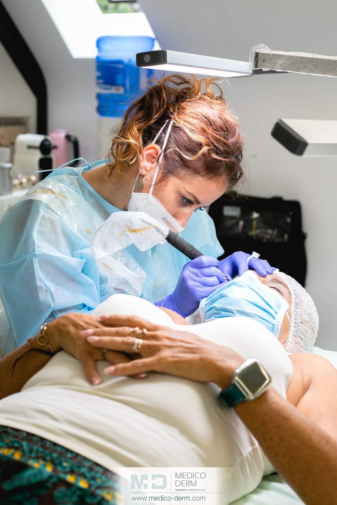 Natacha Slegers réalisant un maquillage permanent