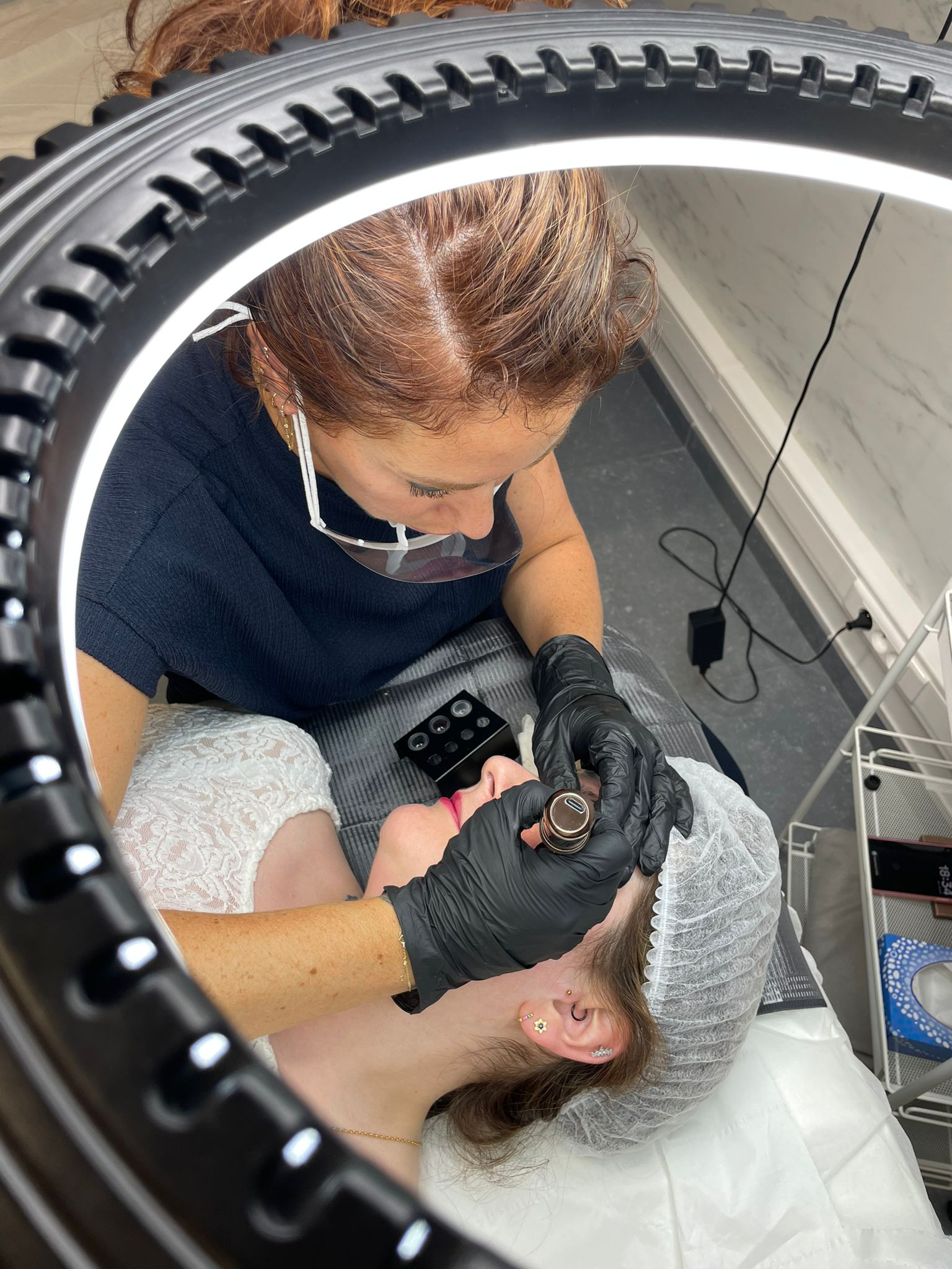 Natacha Slegers réalisant un maquillage permanent sous la lampe